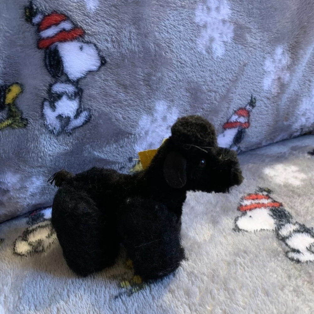 steiff snooby with button and tag.

Great condition from a smoke free home